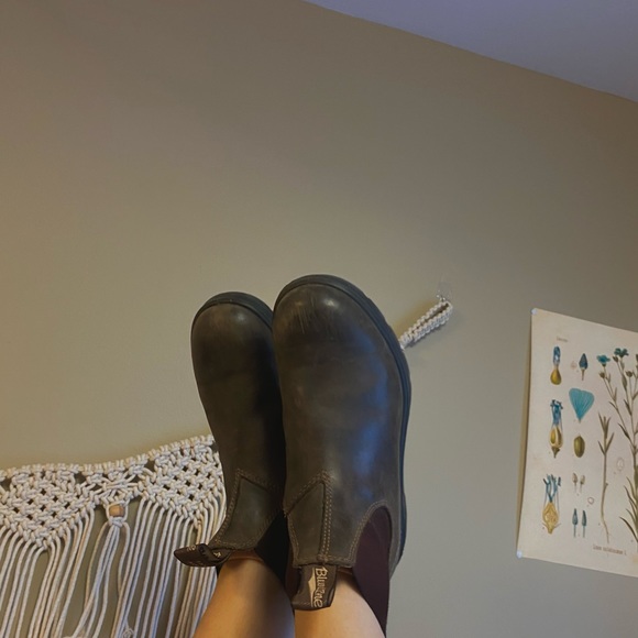Rustic brown Chelsea blundstones - Picture 2 of 4